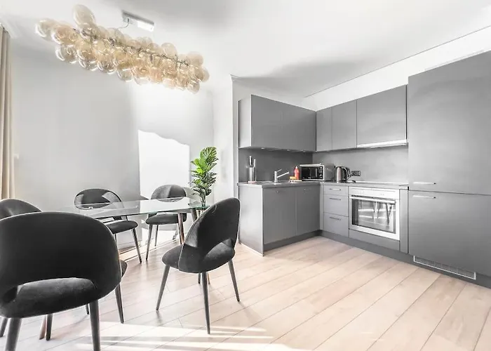 Chic 2 Bedroom Apartment Near Chillion Castle