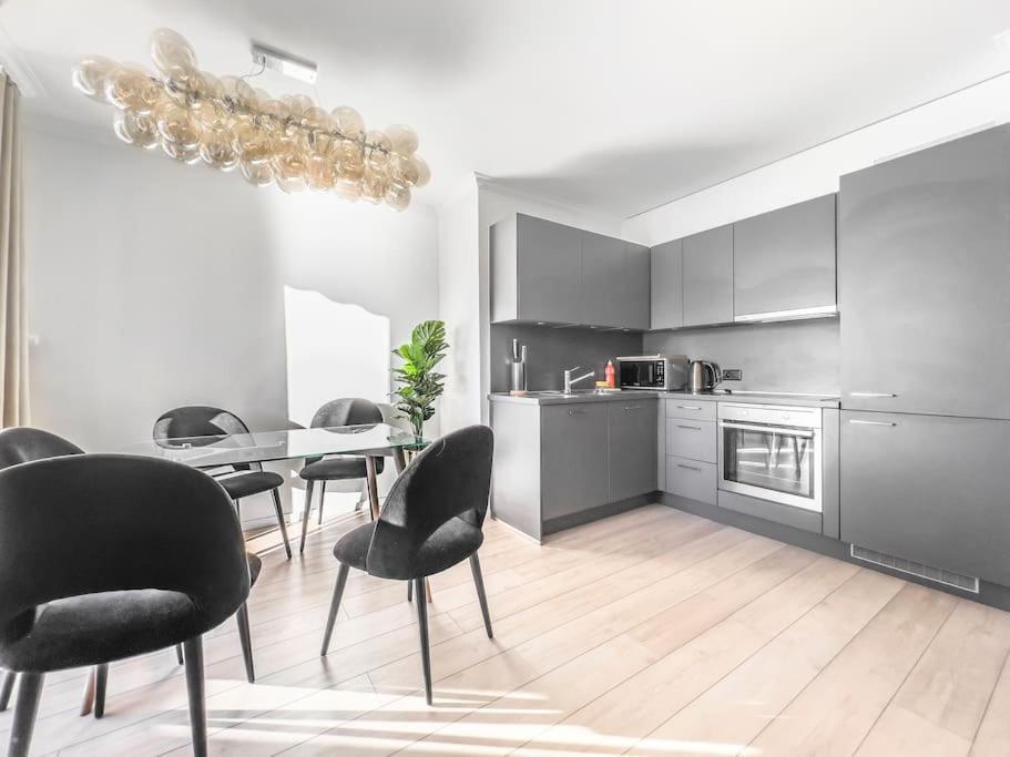 Chic 2 Bedroom Near Chillion Castle Apartment *