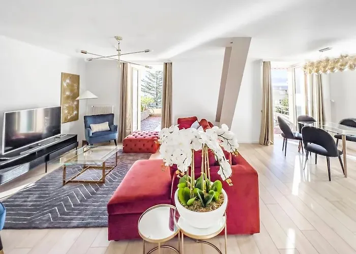 Chic 2 Bedroom Apartment Near Chillion Castle